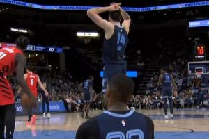 立功了！杨瀚森卡位造成埃迪个人第5次犯规 后者抱头无奈下场