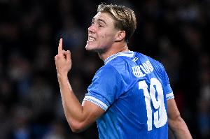 霍伊伦：进球很开心但功劳该和全队共享 替补席建议我从中路进攻