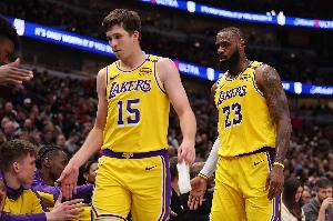 里夫斯：我抢下篮板给老詹 然后跟他说带我们赢球吧&这是他的时刻