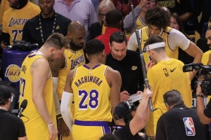 杨毅：湖人东契奇&里夫斯&老詹都不能防 他们不是防守大队&靠进攻