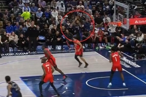 底角大空位要球但哈迪没传 拉塞尔自己投了个“空气”😂