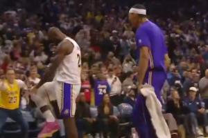 你干嘛！詹姆斯豪迈庆祝再踩霸王步 没踩完被海斯推一把中断了！