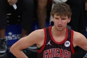 开始准备扣篮大赛？布泽利斯突破晃动 起飞直接隔扣波斯特