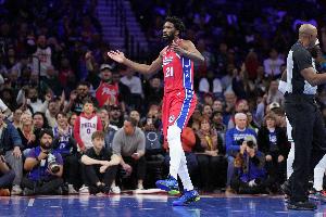 毫无手感可言！恩比德半场11投仅1中&靠6记罚球拿到8分 另有3篮板