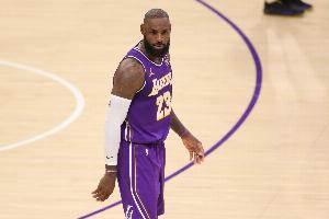 这老头还在进步！詹姆斯本赛季场均16.1分4.7板7.6助