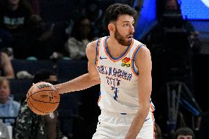 氛围很轻松！霍姆格伦和“红熊猫”杂技表演者击掌致意