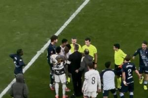 上头😡贝林厄姆赛后还找裁判理论，被维尼修斯劝回