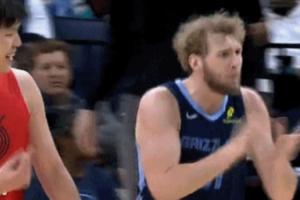 😂兰代尔快下没接住皮球还有点不满 一旁的杨瀚森乐了