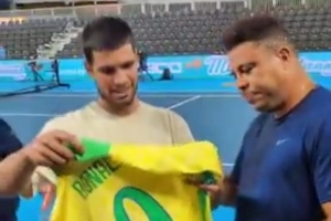 跨界交流🤝大罗与阿尔卡拉斯打网球，并赠送签名球衣