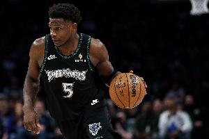 拼尽全力！爱德华兹21中15空砍全场最高40分外加9板 三分7中3