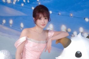 主持人小钰晒照：粉雾海来晚咯 今年也接近尾声了