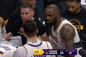 他太懂了！詹姆斯最后一个暂停激烈指导队友防守&成功致命抢断