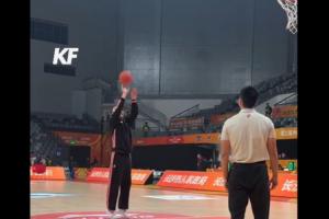 😳老一辈基本功恐怖如斯！55岁山东篮球名宿纪敏尚连中62记罚球