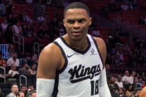 当场教育你！球迷大喊“威铁” 威少言语回怼+金鸡独立命中回应！