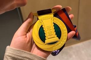 甜🥰吴少聪女友晒足协杯冠军奖牌：男朋友带的苏州特产😝💏