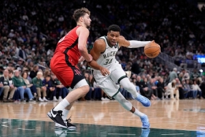 火箭记者：可用泰特换国王内线阿丘瓦 若字母哥降价务必趁机抄底