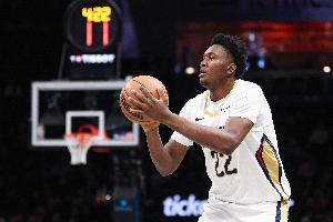 能攻还能防！卡斯尔突破对抗上篮 被奎因结结实实单臂大帽摁下