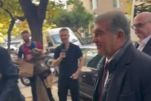 记者：巴萨和法兰克福高层赛前共进午餐，拉波尔塔参与其中