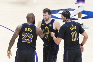 杨毅：湖人现在没有核心筹码 东契奇未来10年不能动&老詹最后一季