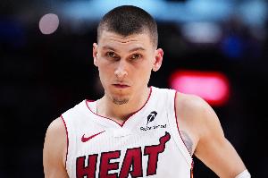 解说：热火现在的比赛风格 希罗进攻端不适应 防守端也顶不住压力