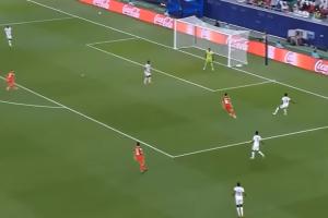 阿拉伯杯惊现逆天攻防😂球员巧射自家大门，对手前锋婉拒大礼