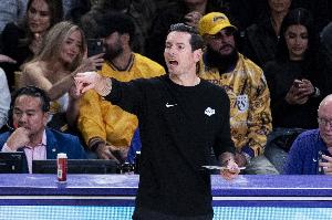 雷迪克：球员会看社媒正面和负面评论 让他们保持平稳心态很难