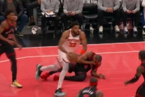 不妙！唐斯击中斯科蒂·巴恩斯被吹进攻犯规 个人累计2犯了