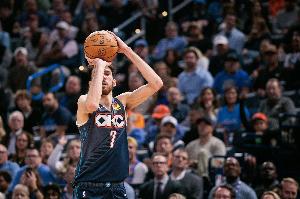 开局就爆！霍姆格伦两记三分 雷霆开场17-7打停太阳