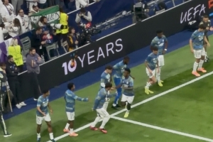 赛前热身阶段，皇马球迷喊话球员：拿出你们的勇气来