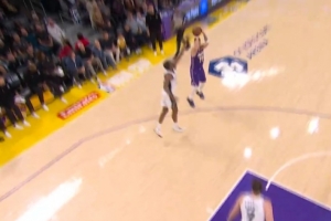 手上有活儿！东契奇追身转身撤步三分 迎着防守人稳稳命中