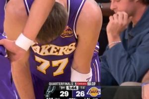 真的冤！东契奇被击中面部遭裁判无视 抱怨还被吹技犯