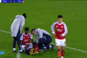 马杜埃凯手指受伤，队医进场包扎过后依然可以坚持比赛