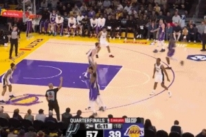 斯玛特三分不中后和尚帕尼双双倒地 裁判就在眼前但毫无表示