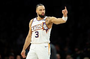 没办法只能我来！狄龙上半场12中4得14分2板1助 得分全队最高