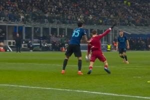 米体：范戴克手球符合动作流畅性，巴斯托尼拉维尔茨判点球太严苛