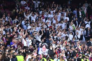 世体：因法兰克福球迷破坏新诺坎普的设施，巴萨要求对方赔偿损失