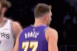 冲击力十足！东契奇绕掩护 抢投出手打成2+1