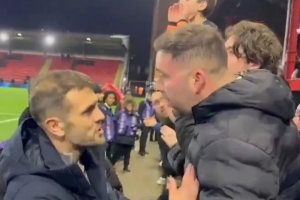 威尔希尔带卢顿战平后被球迷质疑，耐心安抚球迷获网友称赞