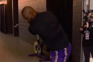 轻松写意无压力！詹姆斯赛前面带笑容在球员通道内练习高尔夫挥杆