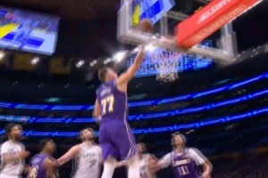 见缝插针！斯玛特高质量掩护 东契奇中路突击轻松上篮打中