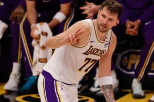 打满一整节！东契奇首节10中4得11分3板 节末体力下滑连铁了3个