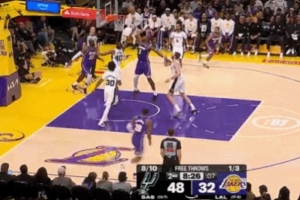 开张！詹姆斯强攻不中 艾顿补篮得手命中个人本场首球