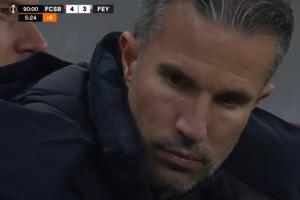 眼神要杀人🤬范佩西率队遭读秒绝杀欧联6轮5负，后卫失误不回追