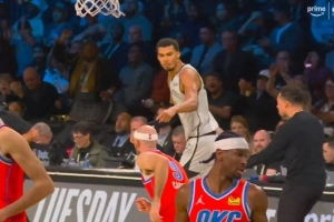 你防不住我！文班面对卡鲁索打进中距离 然后手指着对手振振有词