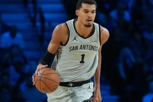 内外支柱！米奇·约翰逊：文班在不得分时打出了很大的影响力