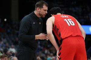 队记：杨瀚森确实打得不太好 但现在就说他未来不行有点不尊重人