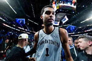 20分钟正负值+22！苏群：文班亚马不是地球人 简直球场上的阿凡达