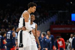 福克斯：文班复出让我们打得很轻松 这支马刺的未来不可限量