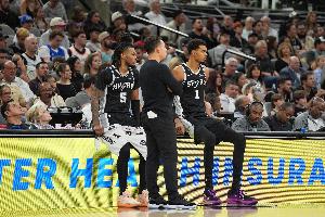 马刺过去10场只有1个主场&已奔波20天 后面还有年度客场之旅等着