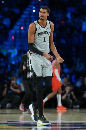 卡鲁索：7尺文班和所有人都是错位 我两次切到球他竟都能投进